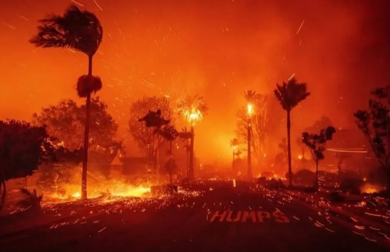 美国洛杉矶爆发史上最大火灾，采访经历大火的人才知道有三个细思极恐的细节
1.美国