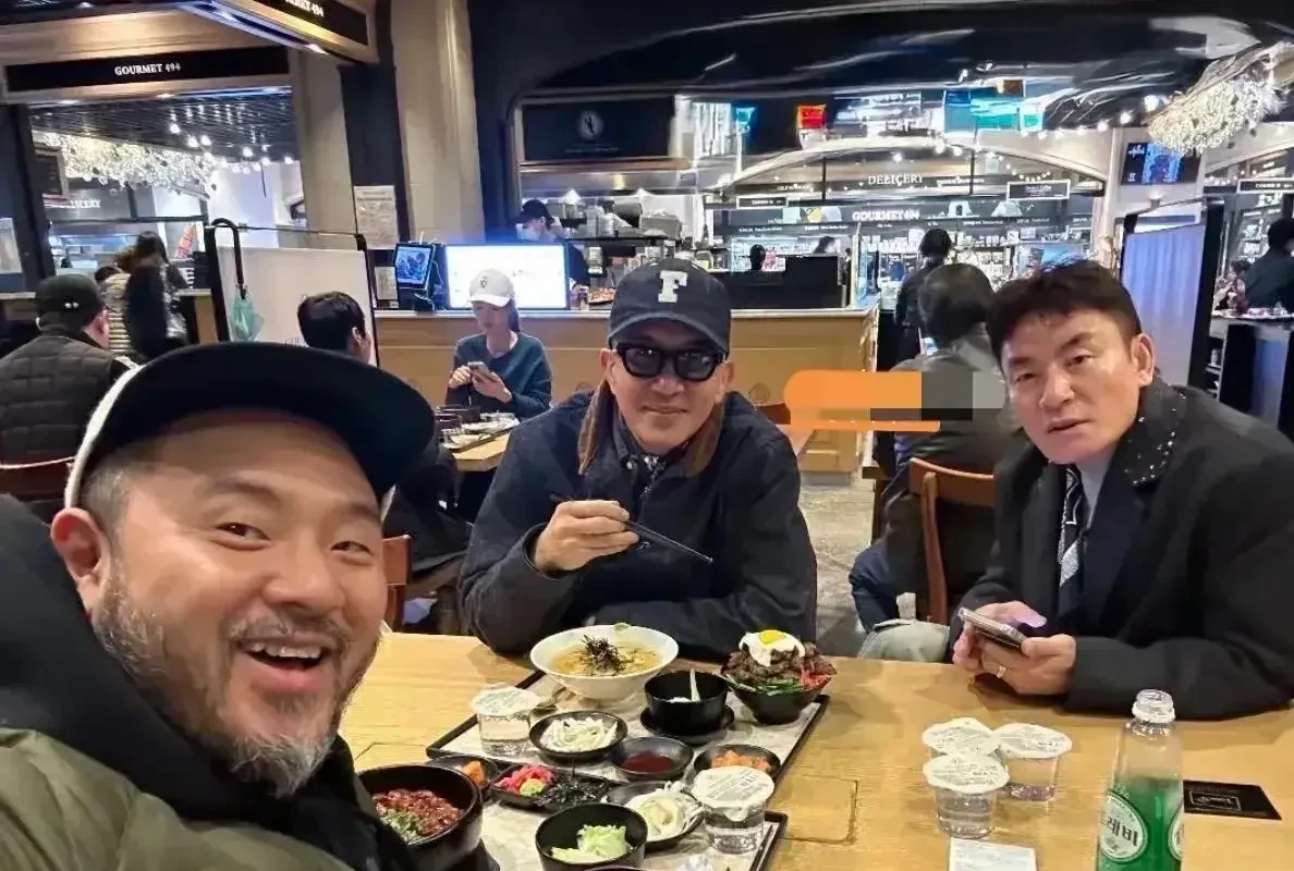 大S，想不到啊，老公具俊晔是在他朋友里面是最帅的，其余两位朋友真的像老人，不知是