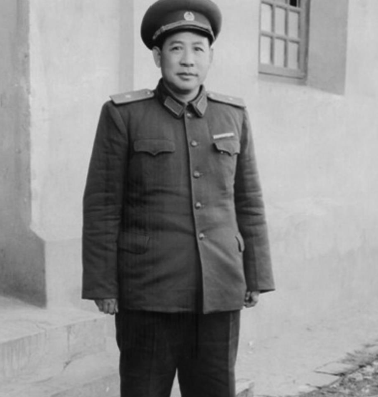 1997年，警卫员怯生生过来，向原河南军区司令张树芝报告：“首长，我把您的保温杯