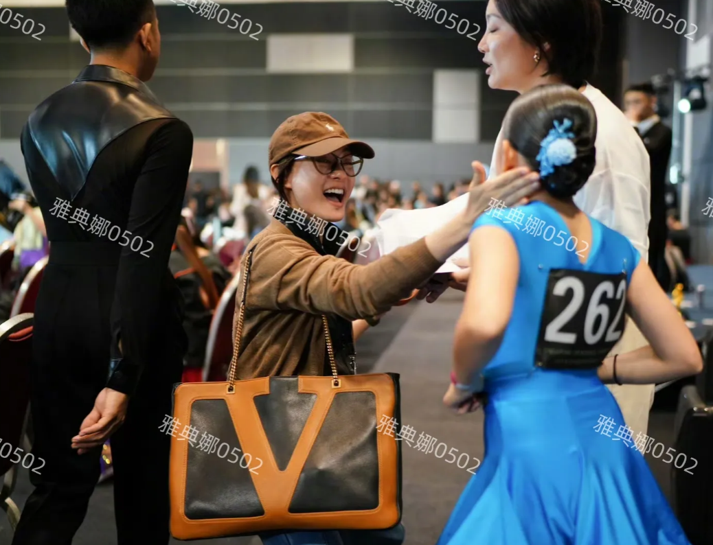 孙俪陪女儿小花参加拉丁舞比赛，对女儿的表现相当满意，自豪之情溢于言表。
小花虽然