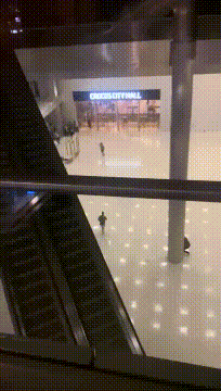 突发，俄罗斯莫斯科遭遇恐怖袭击，目前已造成40人死亡，100多人受伤。
当地时间