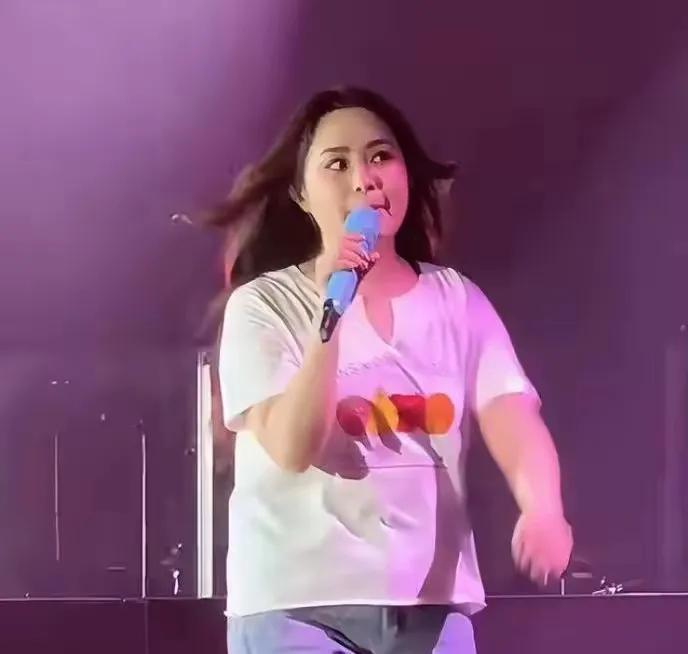 43岁的阿娇，减肥效果不佳，胖得像贾玲，演唱会全靠颜值撑场面！

其实，身材并不