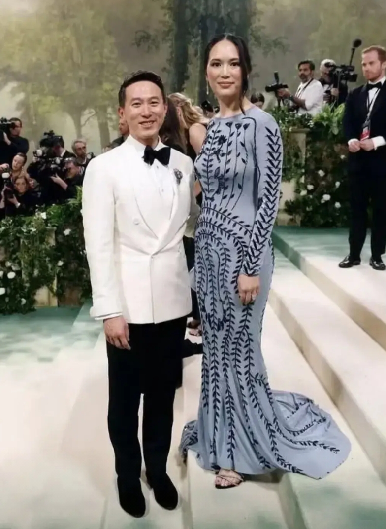 看到这张照片我傻眼了，周受资老婆的气场居然完爆周受资本人。

我还以为周受资老婆