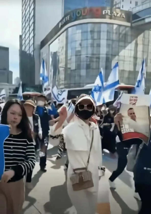 韩国民众手举以色列国旗，拉着横幅，浩浩荡荡地走上街头，举行了一场声势浩大的游行集