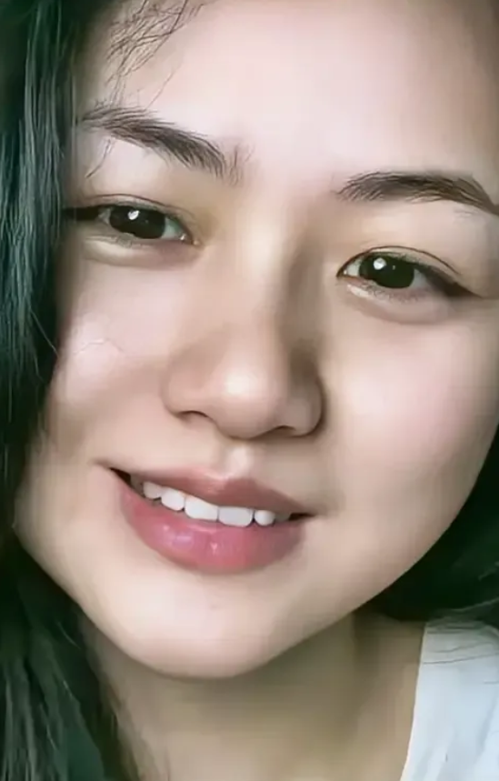 我想说：这才是真正的素颜之美！
姑娘二十多岁，正是颜值巅峰的高光时刻，圆圆的脸蛋