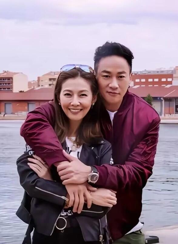 何润东娶初中学历柜姐，唯独爱她