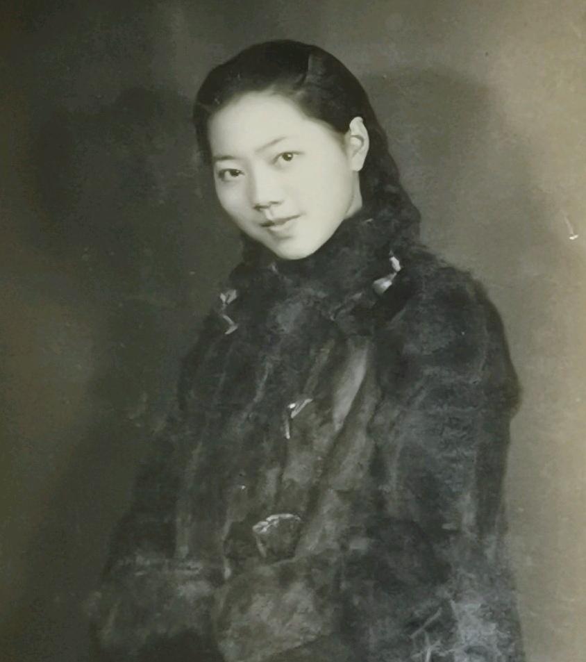 我的先辈我的神！
卢嘉慧，抗日铁血锄奸团成员，大军阀卢永祥之女。读中学时参加抗日
