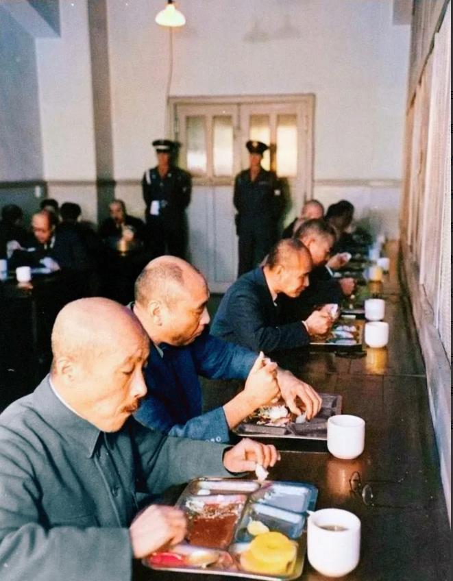 1948年，东京巢鸭监狱，东条英机在被执行绞刑前，正在吃自己人生的最后一餐，虽然