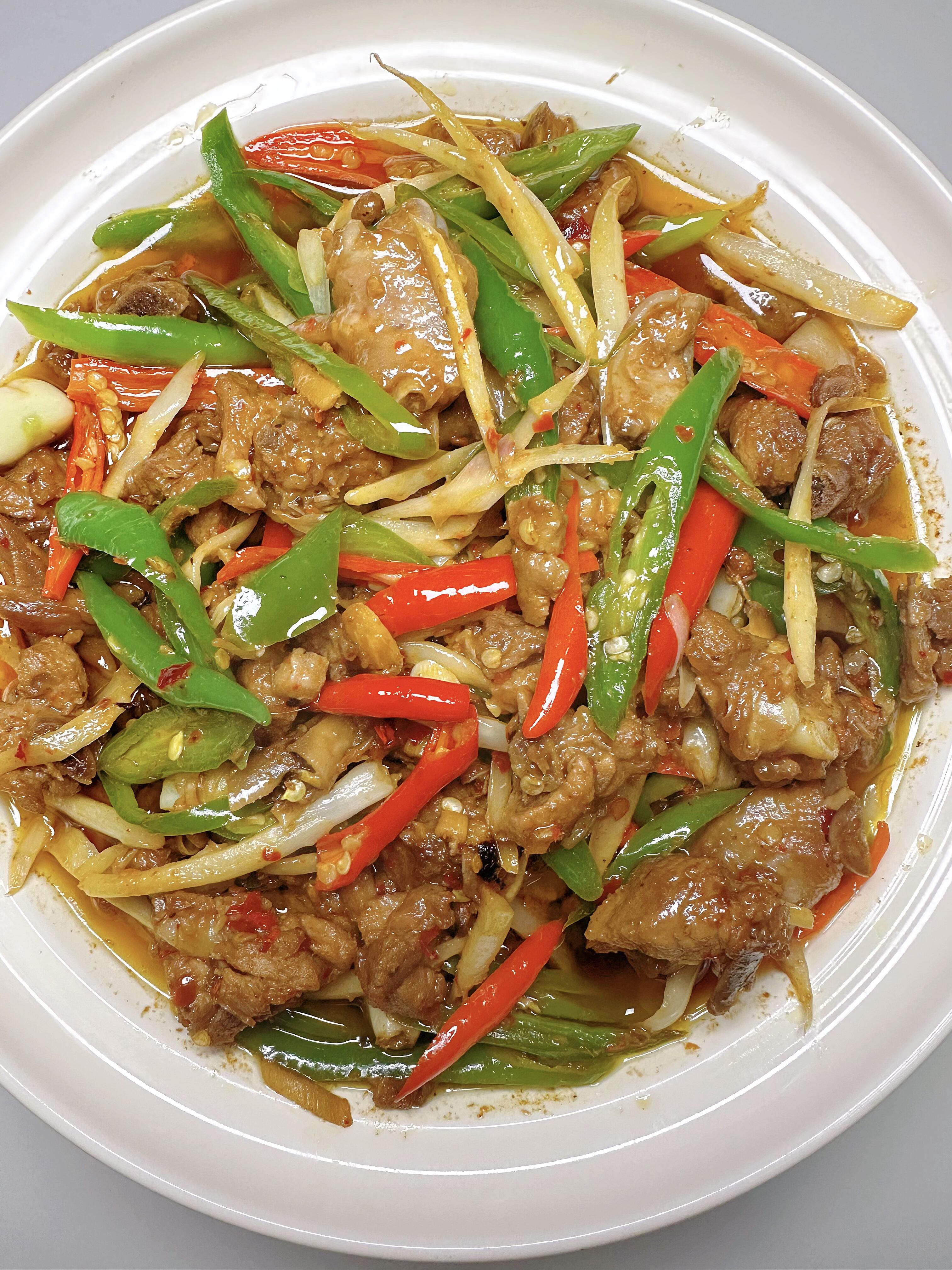 爆炒仔姜啤酒鸭的家常做法
今天这个啤酒鸭，真的超级好吃啊！下酒下饭都绝了
不用去