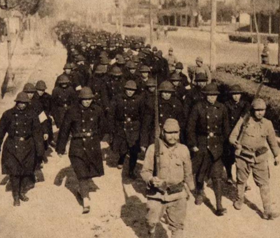 1937年12月，南京沦陷，2000名南京警察被十几名日军押赴刑场处决，镜头下部