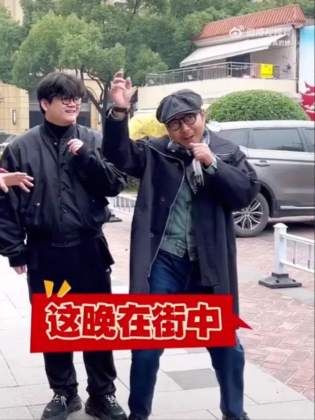 我说这个人是汪涵你们信吗？看他戴着一幅眼镜，头顶一个灰色帽子，真的跟个小老头一样