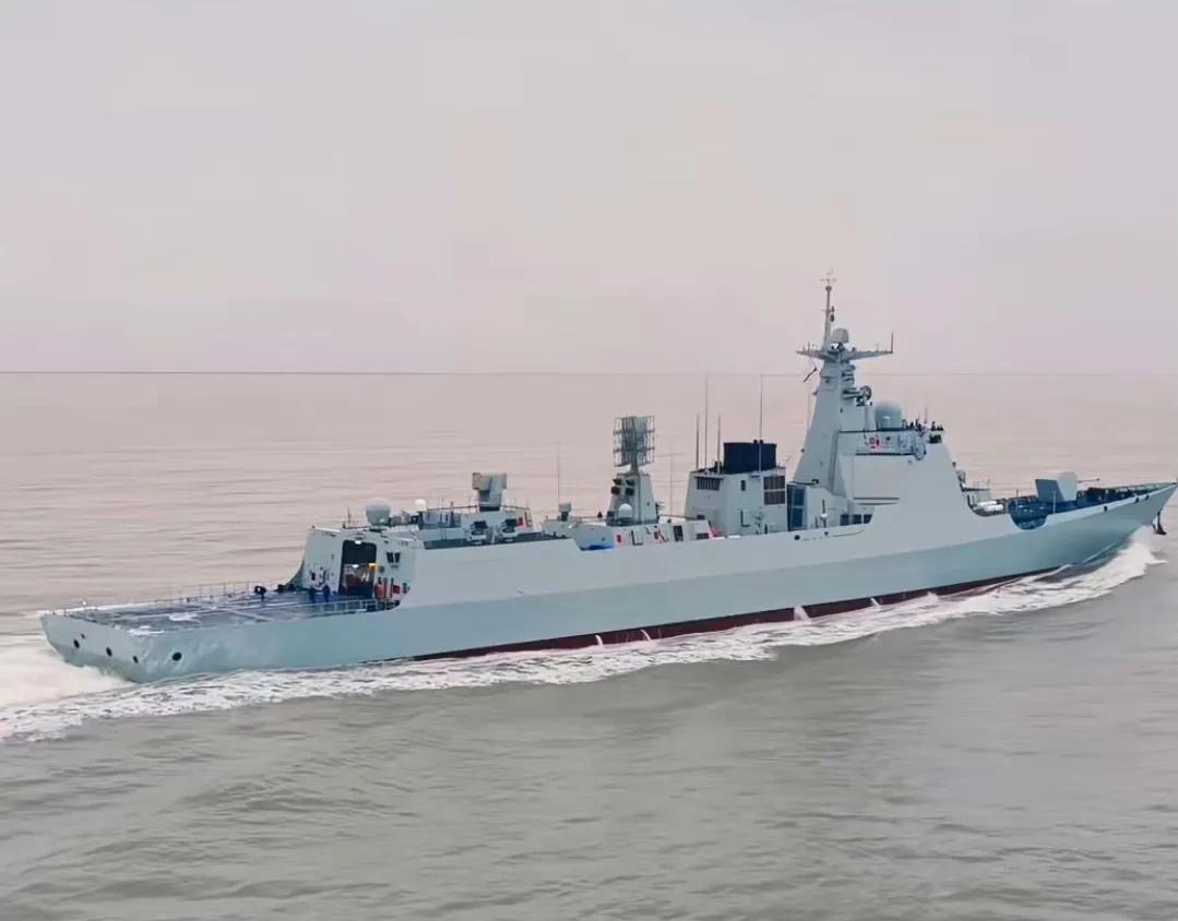 舷号还没刷，又一艘新的052DG下水海试了！
052DG，也就是以052D为基