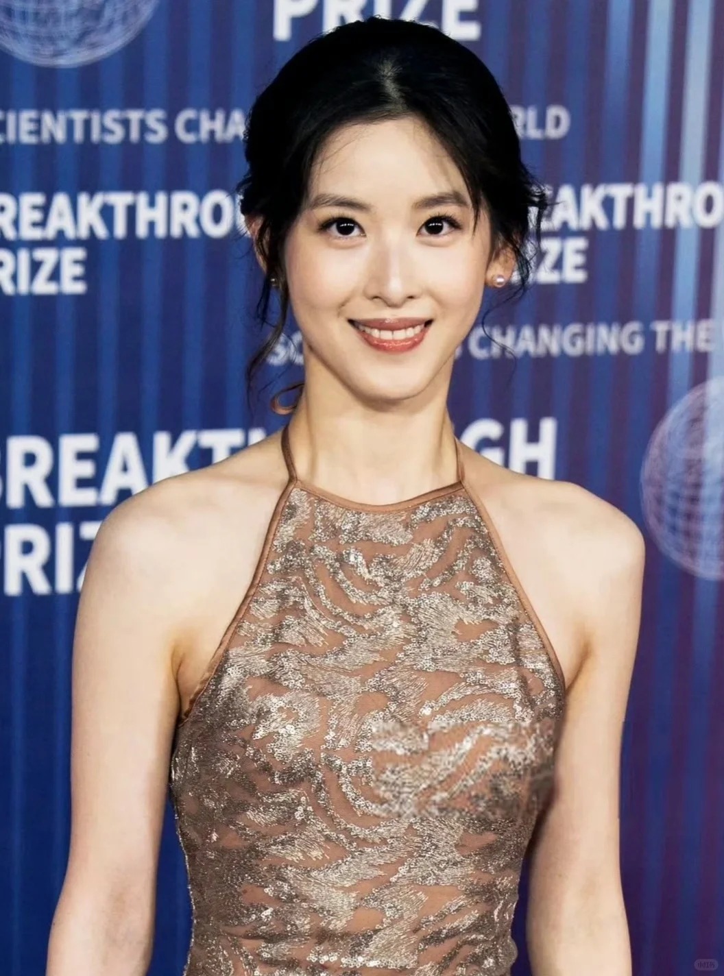 章泽天现身科学颁奖晚会
30岁的章泽天现身科学界奥斯卡，科学突破奖颁奖晚会，身着