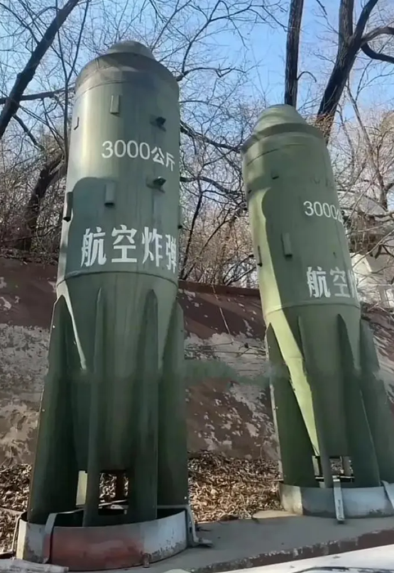 俄军的火力太恐怖了，一个弹坑竟然有2至3个足球场那么大！