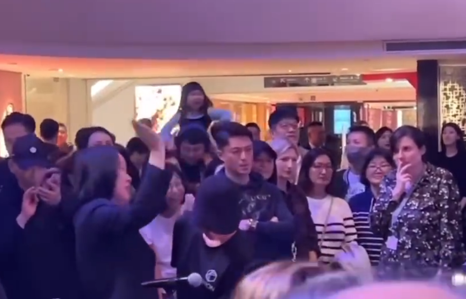 霍建华看女儿演出，一脸不耐烦？