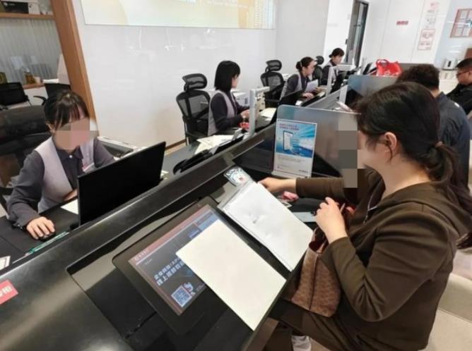 四川达州一女子，大年初三到银行办理业务，顺便让工作人员，给查下一张17万的存单什