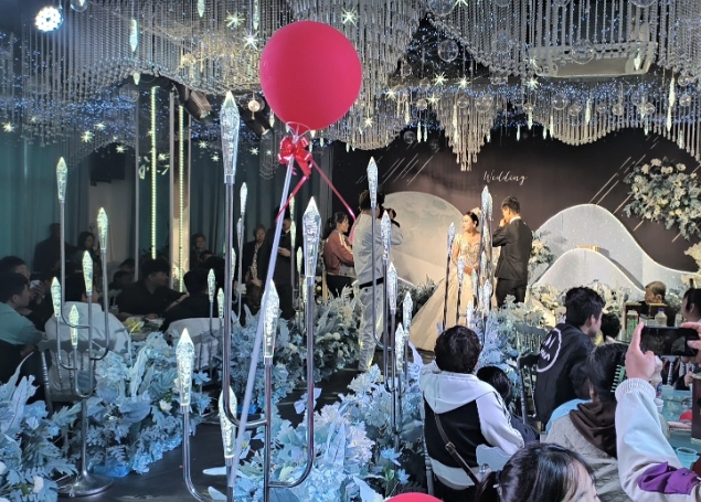 昨天我参加了我表哥女儿的婚礼！
说实话，我跟我表哥坐一个车上，我问他。这小伙家给