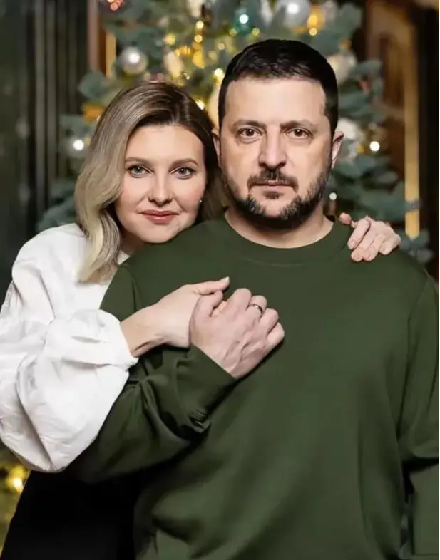 泽连斯基和这个女人长得非常像，不知道他们是什么关系，不像是母子关系，也不像是兄妹