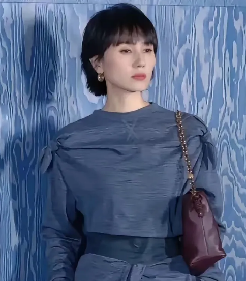 网友疑惑，为何有的女星严丝合缝却显高级，有的女星不露肉就难受却不上档次？内娱大花