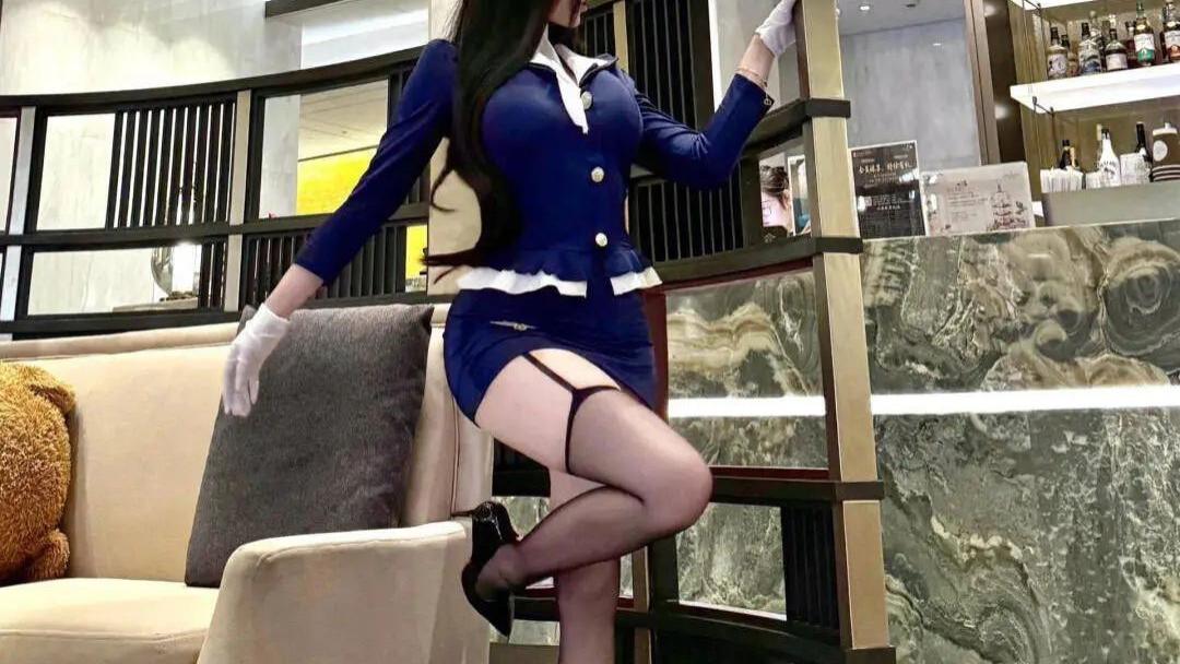 制服控狂喜！蓝色制服+黑色吊带丝袜，性感与优雅并存！