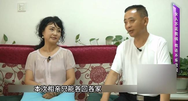 白嫖上瘾了！2023年，夕阳红相亲角，57岁的大叔邂逅了54岁的大妈。两人一见如