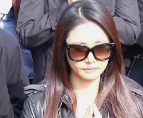 林心如确实是站在前排的，和琼瑶阿姨关系好，和家人差不多。懂得感恩。
 
琼瑶高调