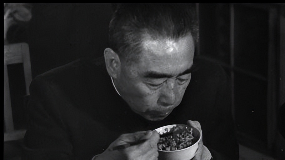 1973年6月9日，周总理低下头含泪扒着碗里的小米饭。当年越南到中国寻求援助，开