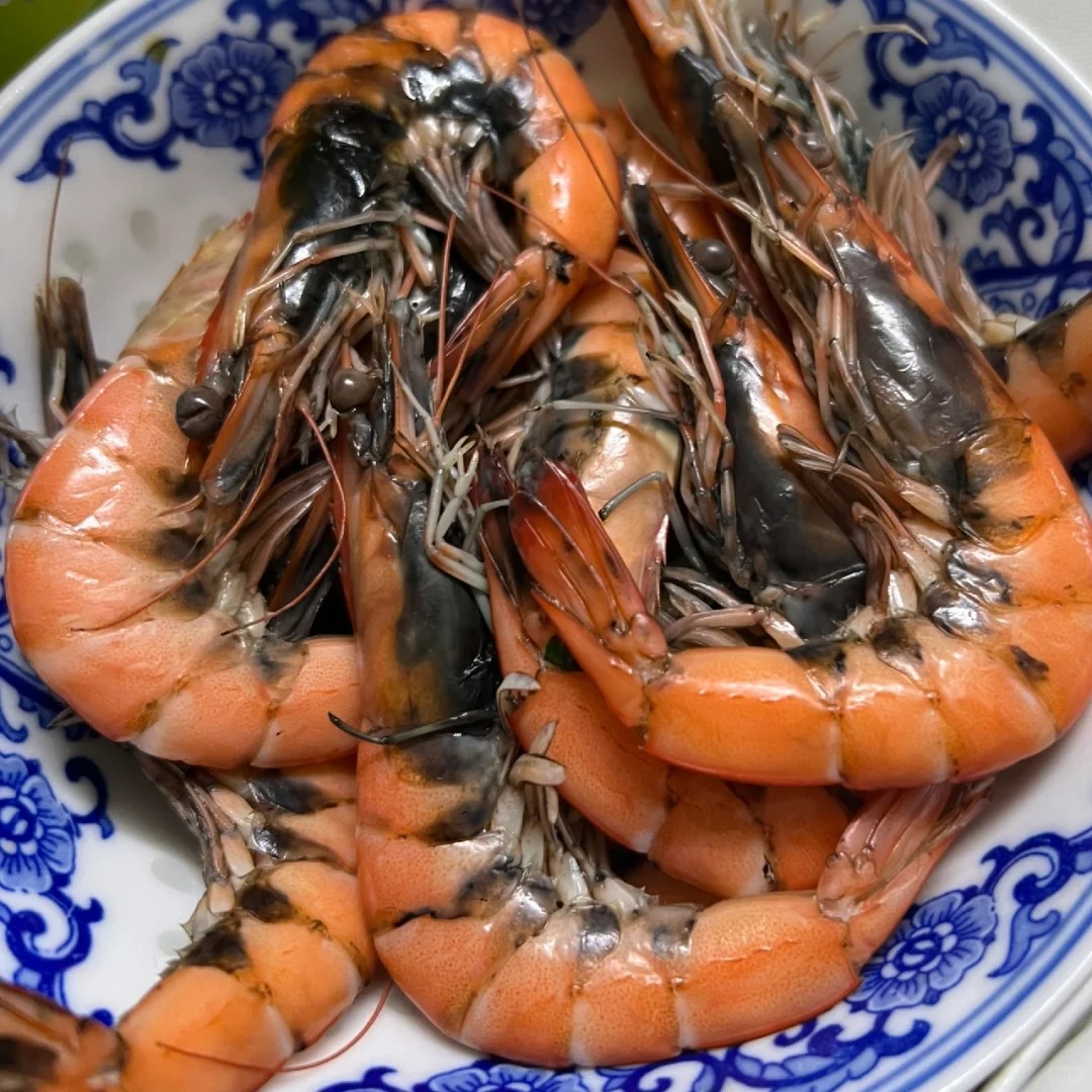 虾水煮后变黑了，什么情况可以吃吗
#虾 #海鲜
为什么会变黑啊