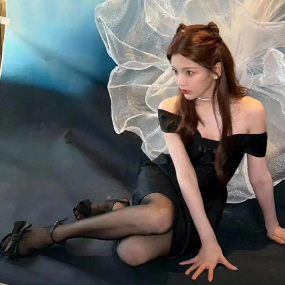 杨超越从选秀出道后一路成长，凭借甜美外表和真实性格圈粉无数。近期她换上全新黑丝造