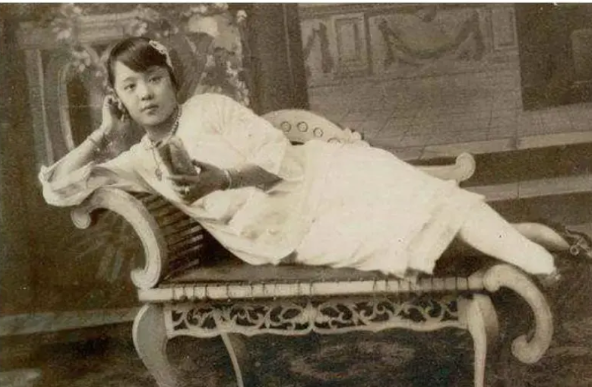 姚怡琴的玉唇就被蒋咬住，姚既不叫喊也不挣扎，就这样，蒋介石在姚怡琴的卧室过了一夜