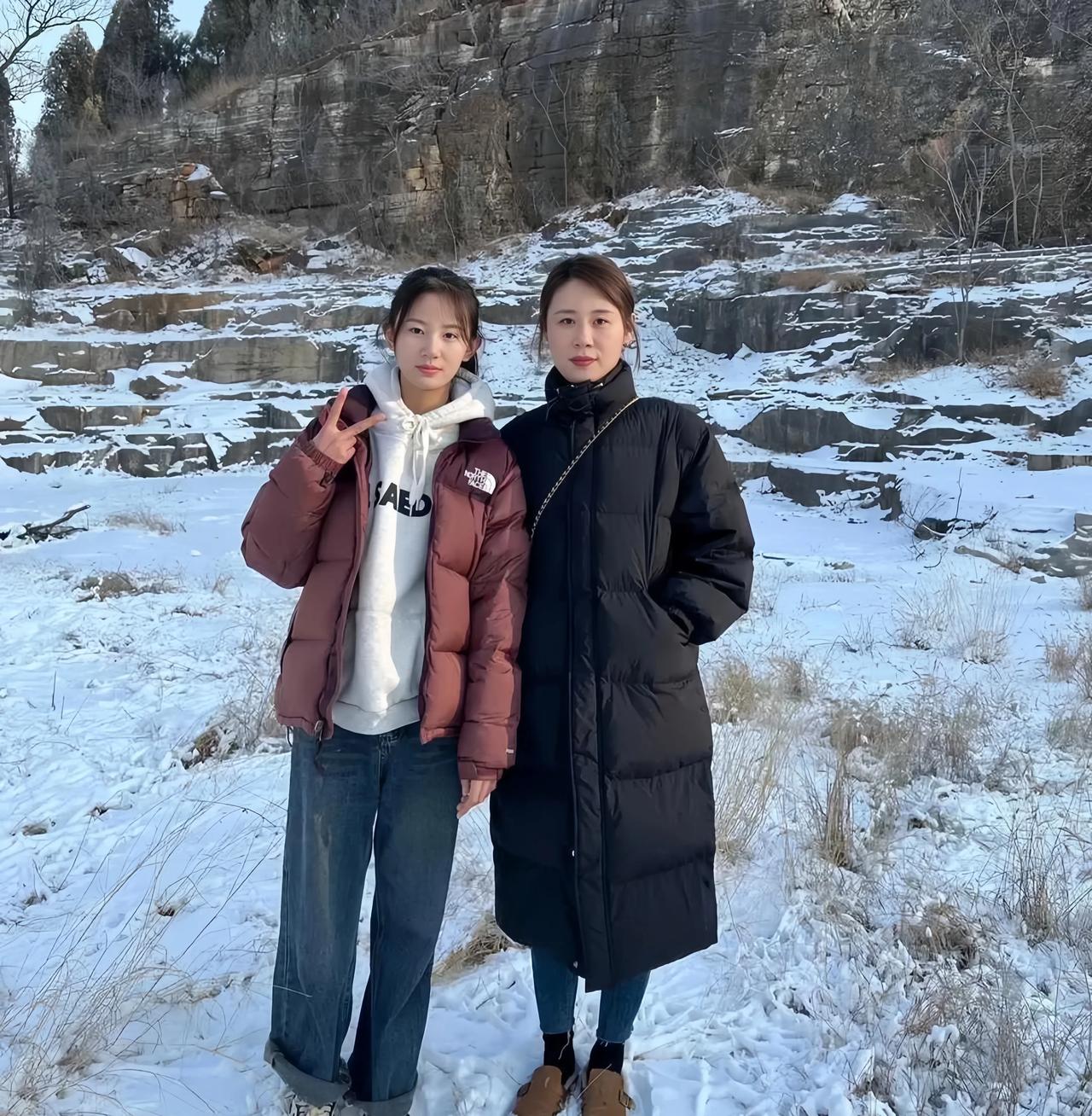 和最好的闺蜜一起出来看雪，平时都在南方打工，难得回来看雪，你们更喜欢哪一款？