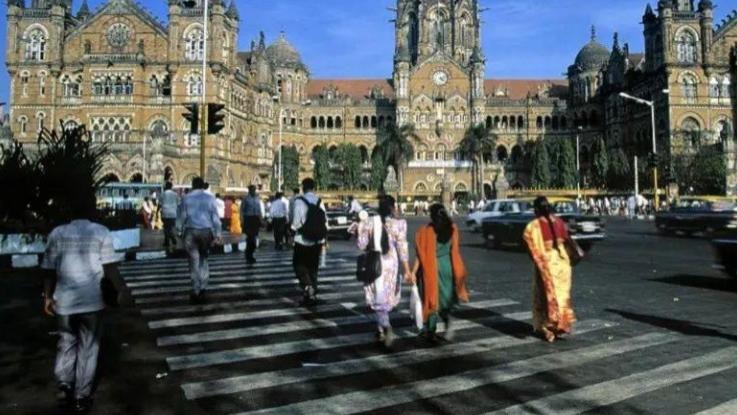 印度姑娘远嫁中国，回印度探亲被嘲笑：你的中国老公没本事