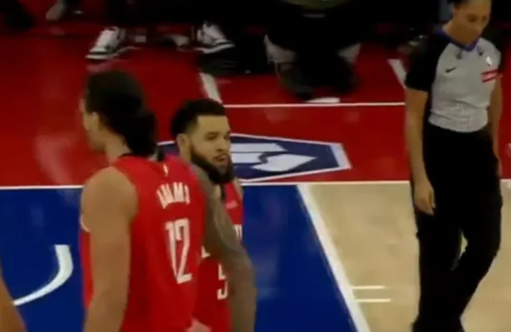狄龙乱投，独B范乔丹不传球!半场火箭55-51领先76人！