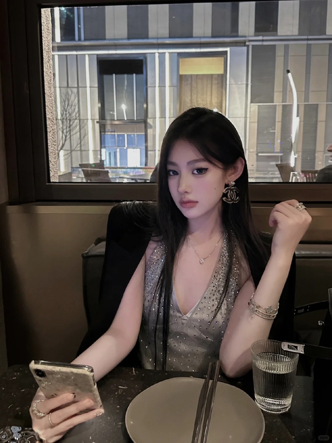 感觉自己今天穿的好贵气！！
顺便忍不住溜到卫生间咔嚓一张