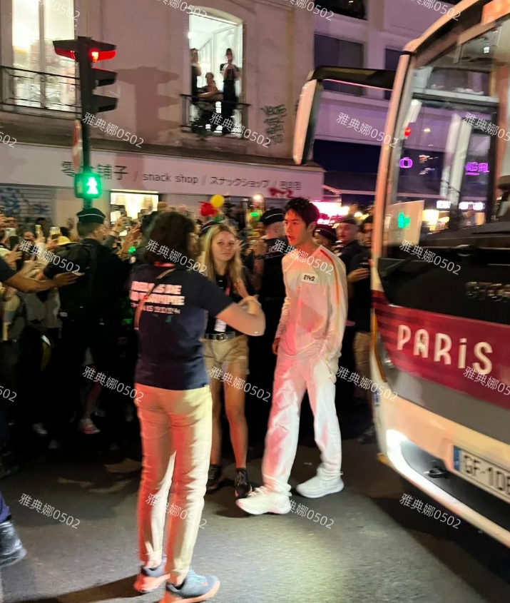 巴黎偶遇王一博，他本人好瘦好白，头小腿长比例超好，虽然是明星却一点儿也不张扬，乖