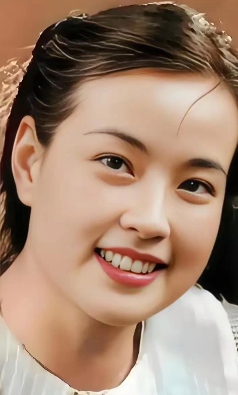 年轻时的刘晓庆，那真是美到了全国人民的心坎里。鹅蛋脸、大眼睛、双眼皮，配上一口雪