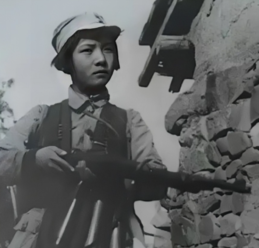 1939年，女战士徐敏准备去如厕，突然被一壮汉抱到了床榻上，对方捂住了她的嘴巴，