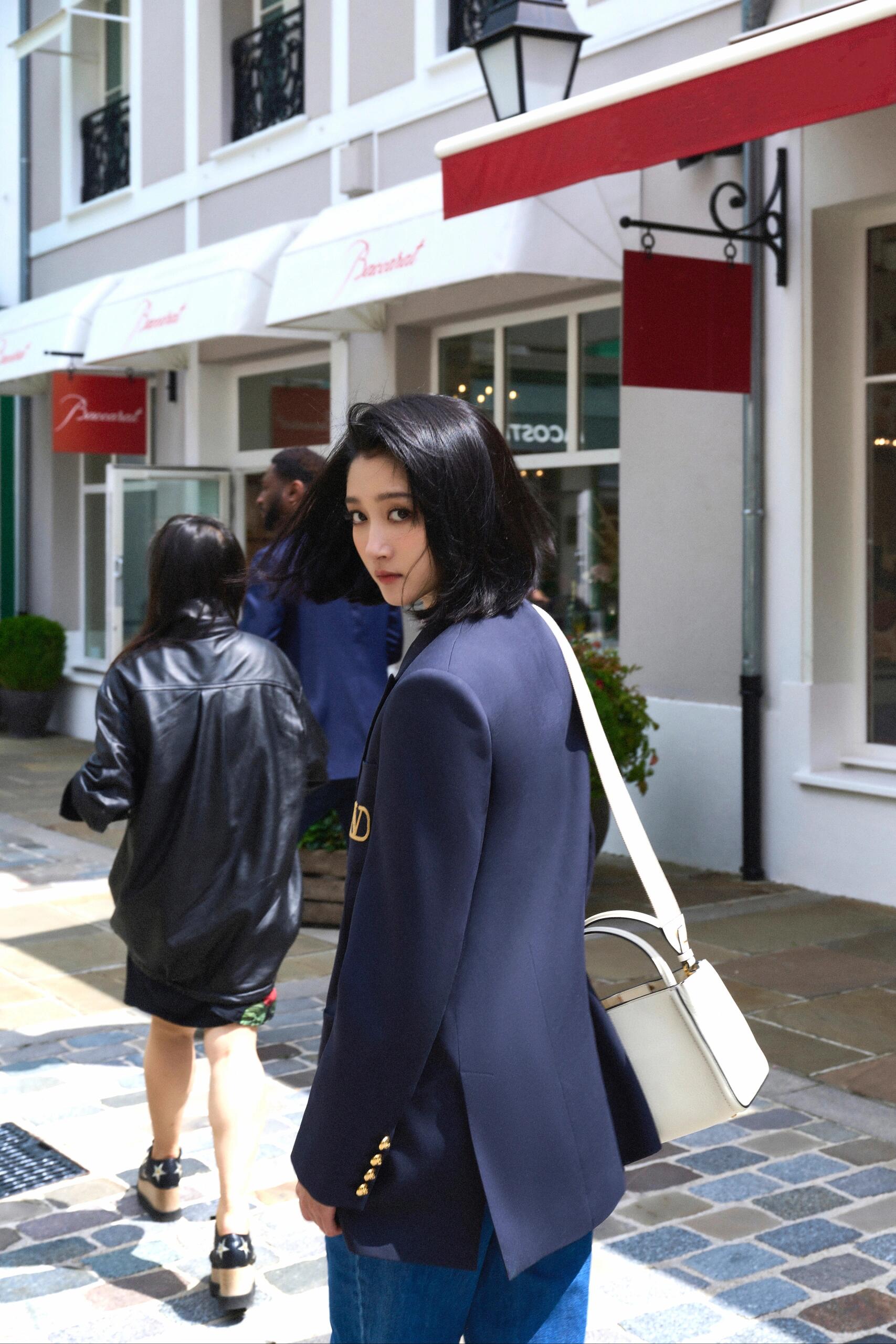 关晓彤穿西服配法式短发，巴黎街头青春靓丽