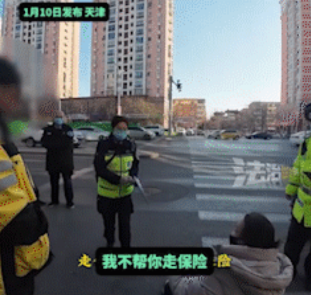 得饶人处且饶人！天津，一女外卖员不小心撞到大妈，与大妈好心商量，让她先去医院看伤