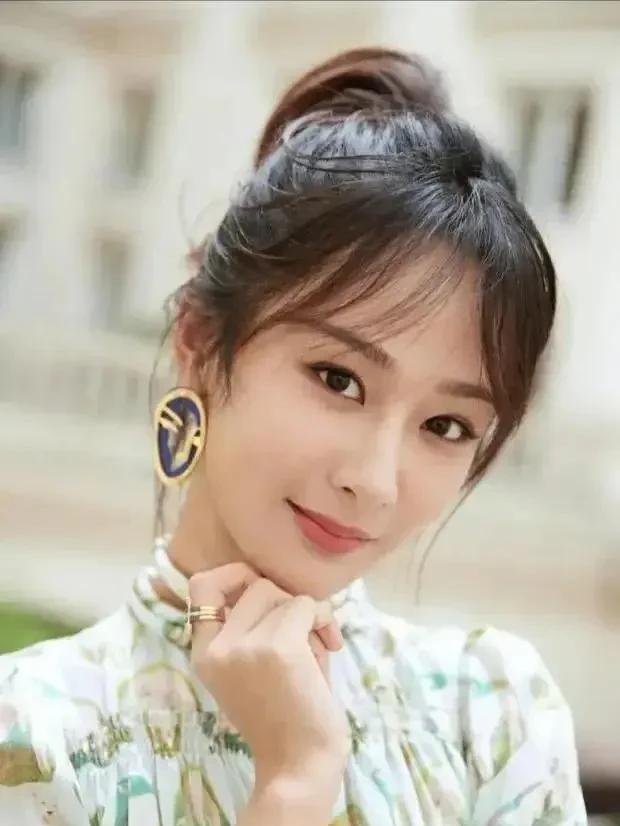 演员杨紫和乒乓球运动员倪夏莲，引发了热议！
礼物是一束牡丹花和孔雀石项链。
对此