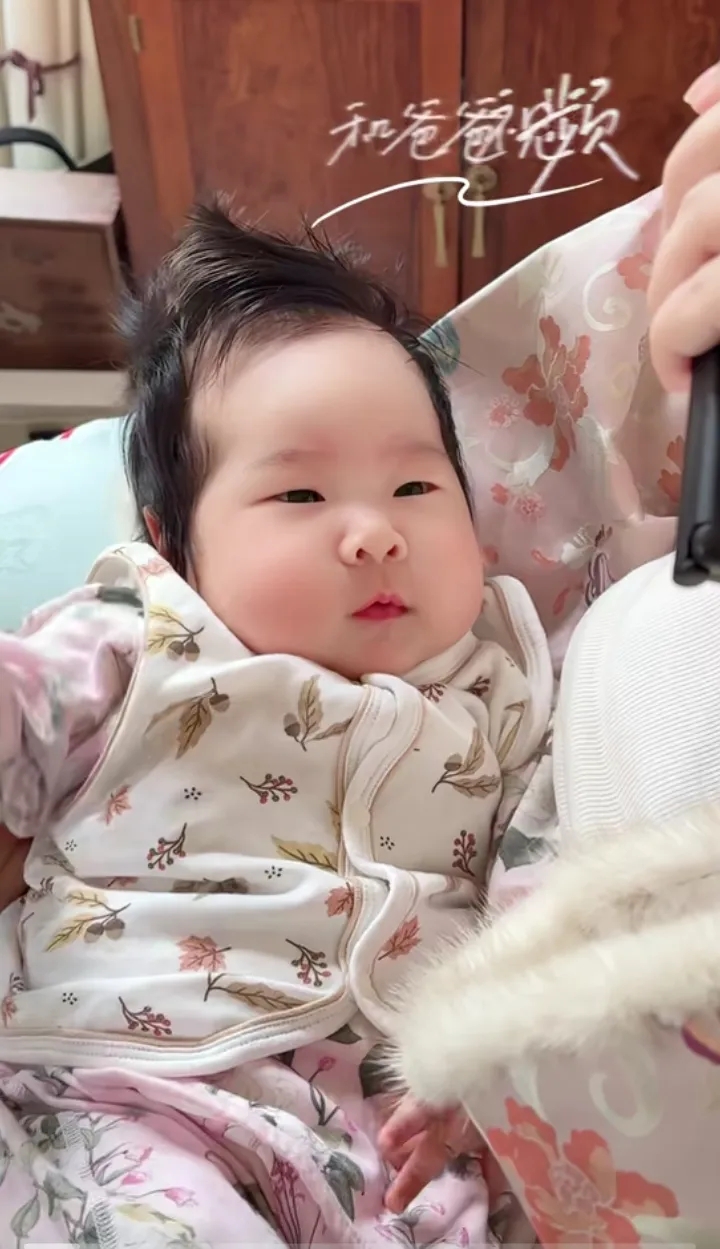 张纪中的妻子今天用小被子摇晃着宝贝女儿，看龙珠宝贝一脸的享受着妈妈的爱
别看小宝