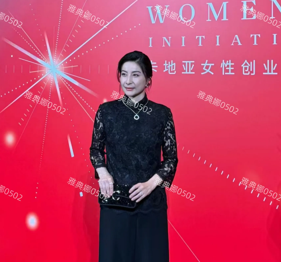 卡地亚女性创业家奖见到郭晶晶，本人很瘦，五官十分立体，她一身中式蕾丝长裙梳着低盘