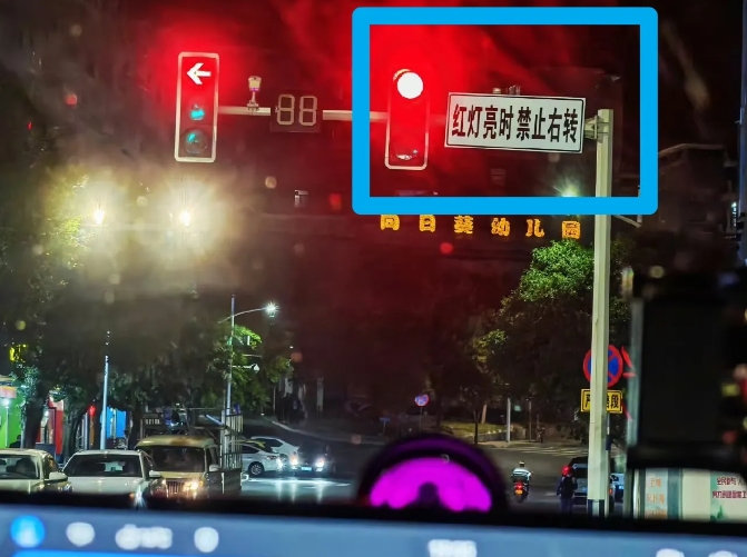 华为的智驾系统没办法识别一些纯文字的交通指示标识。
比如一些特殊路口，是不允许红