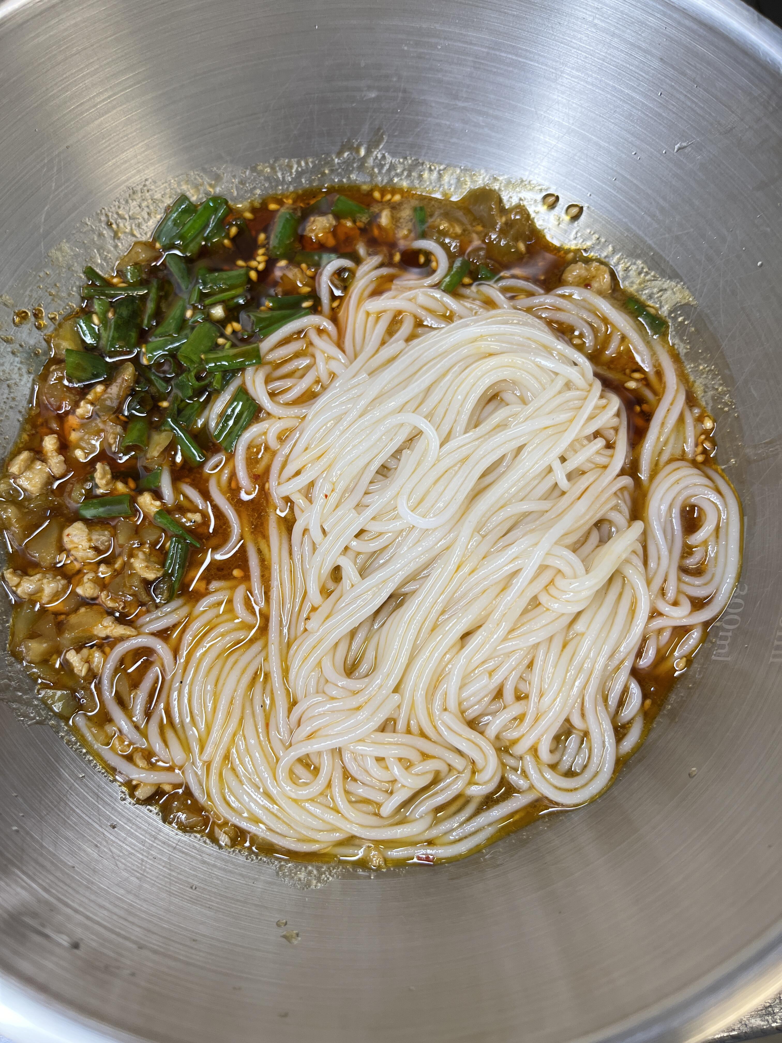 啊啊啊啊啊。完全拒绝不了这碗米线～
天气冷啦，来一碗热腾腾的米粉吧～
太过瘾啦！