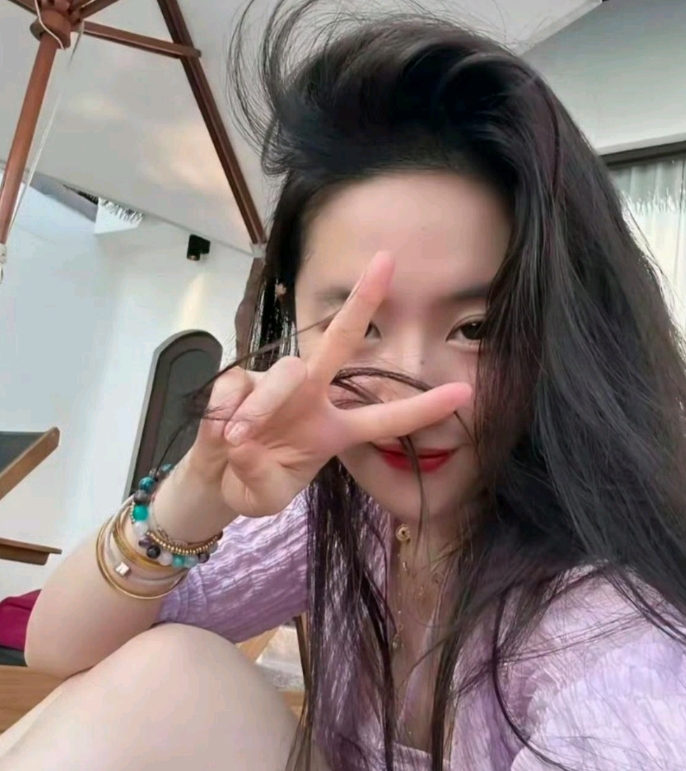 看到刘亦菲手上100g的黄金手镯和手串，才明白原来戴这么多才好看