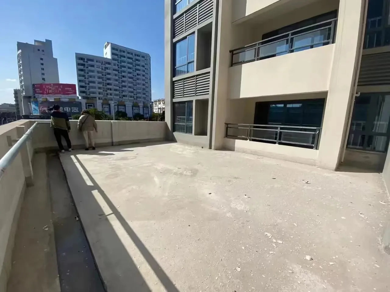 我突然觉得自己就是个傻子！当初买房子特意看中的这个露台，现在不但成了鸡肋，简直就