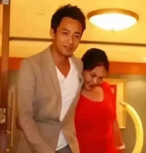 汪小菲早年间一张旧照近日被网友翻出，画面中的细节让吃瓜群众直呼信息量太大。

照