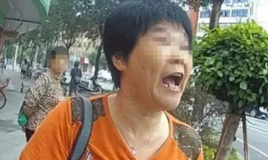 白嫖不成，身败名裂！福建厦门，小区加装电梯时，家住8楼的大妈一算觉得太贵了便死活