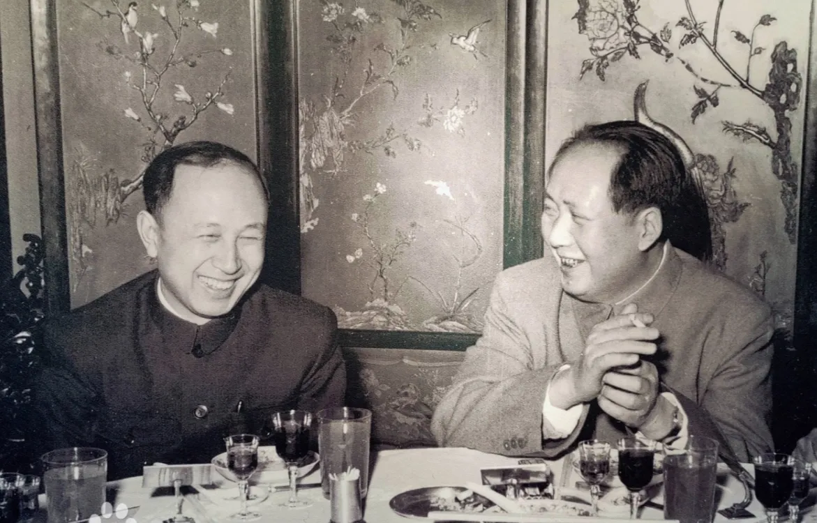 1956年，钱学森应邀参加国宴。他手拿请柬，竟怎么也找不到自己座位。突然，有人告