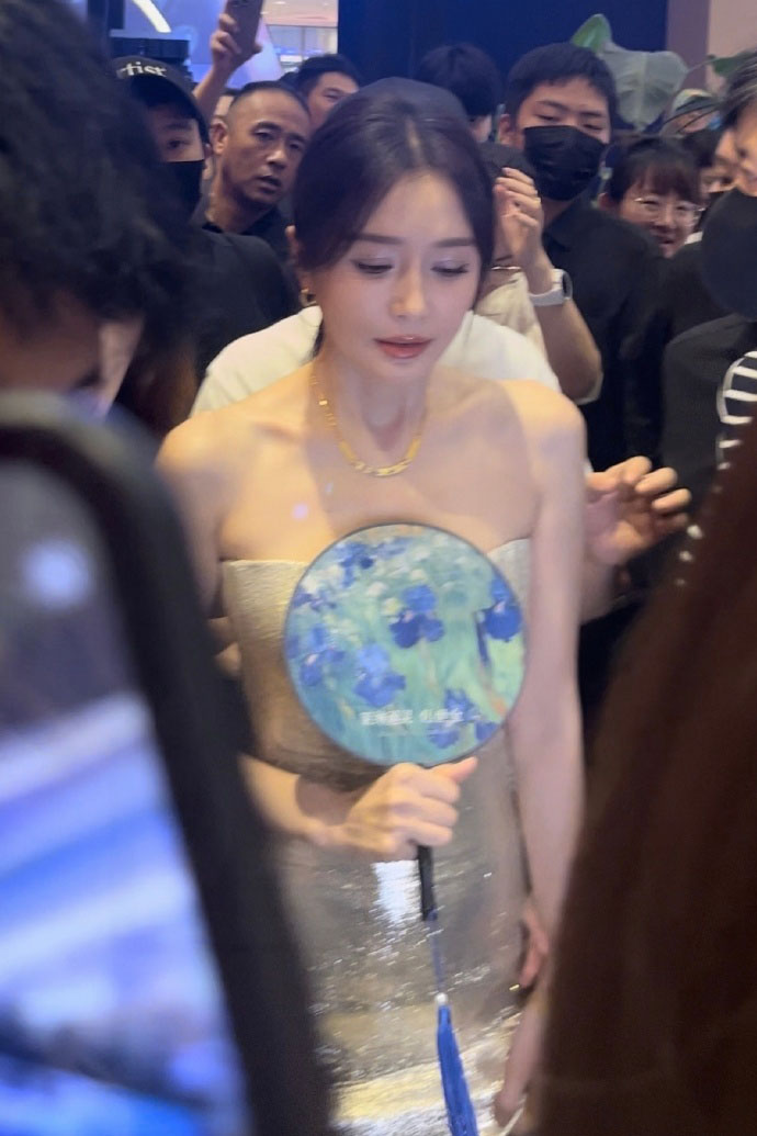 秦岚被挤得瑟瑟发抖